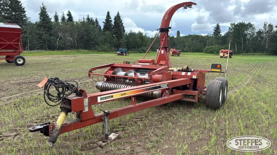 2004 Hesston 7500 Pull-Type Harvester