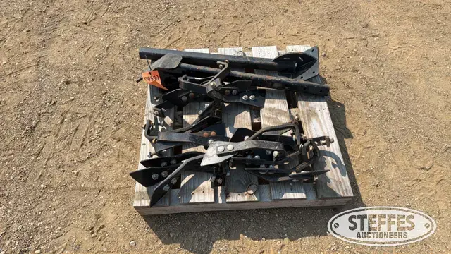 (20) Mud scrapers