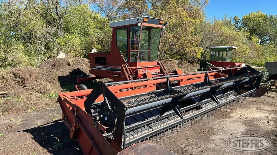 1981 International 4000 Self-Propelled Swather