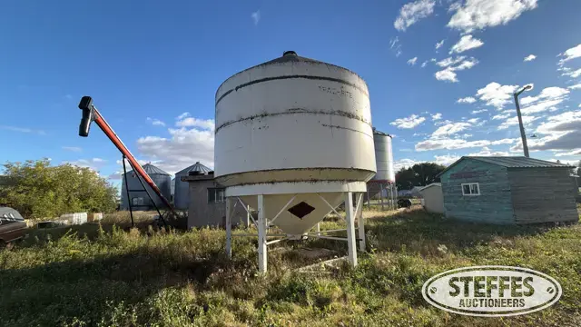 Trail-Rite FB73 hopper bin