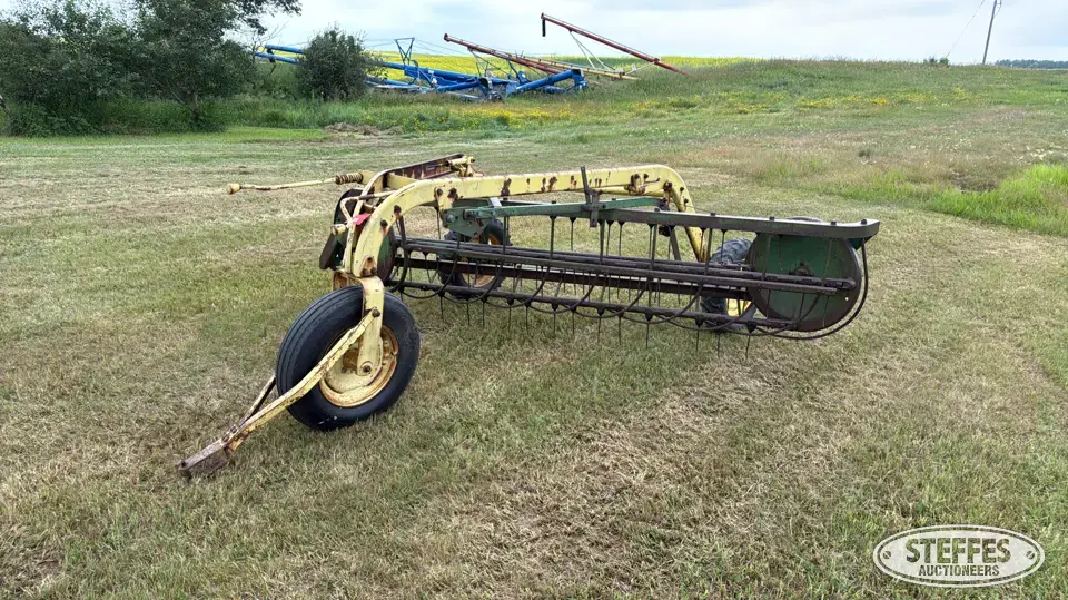John Deere 640 Rake