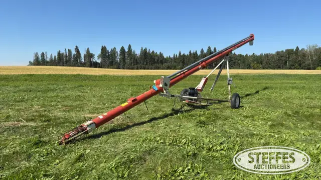 Buhler Farm King 841