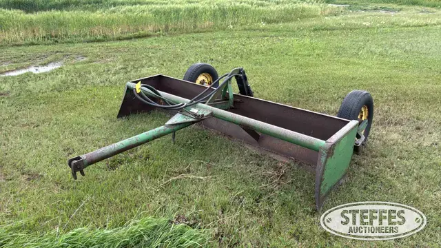 John Deere 810