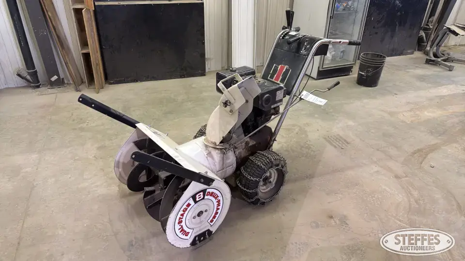 International IH805 Self-Propelled Snowblower