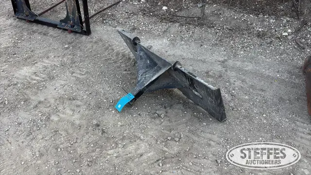 Skid steer receiver plate