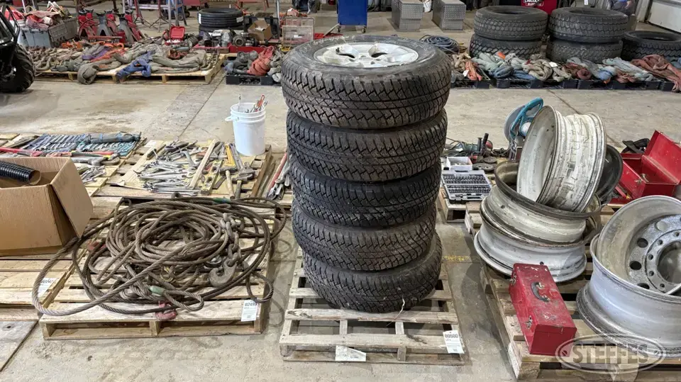 (5) Bridgestone 255/70R18 tires Truck Tire