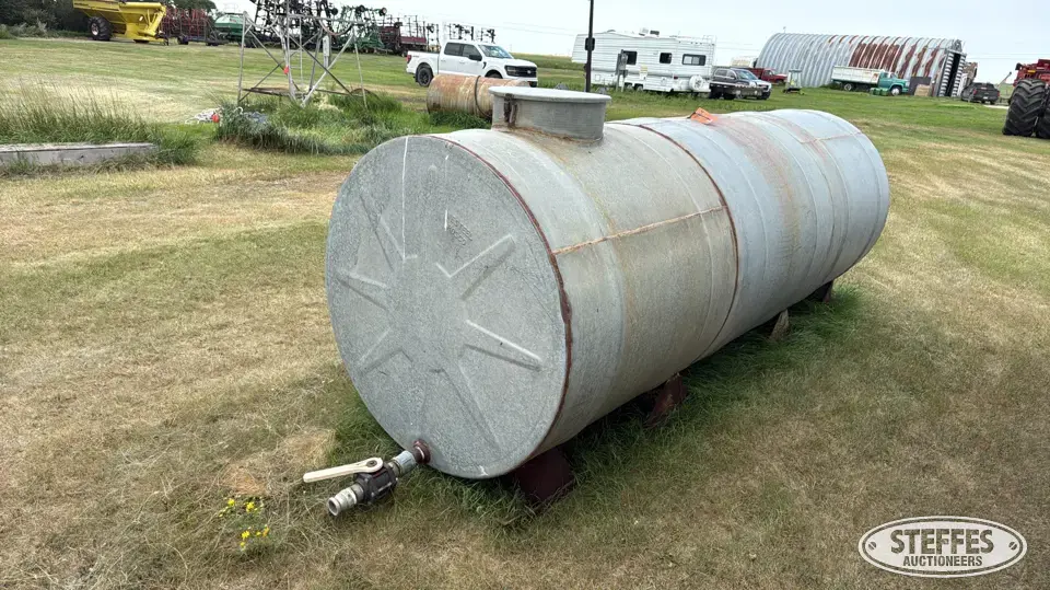 Westeel-Rosco 1,200 gal. horizontal galvanized tank Tanks-Other