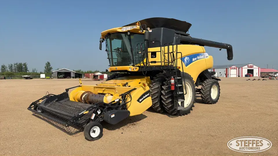 2007 New Holland CR9070 Combine