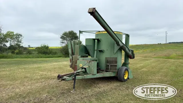 John Deere 700