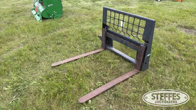 Bobcat pallet forks