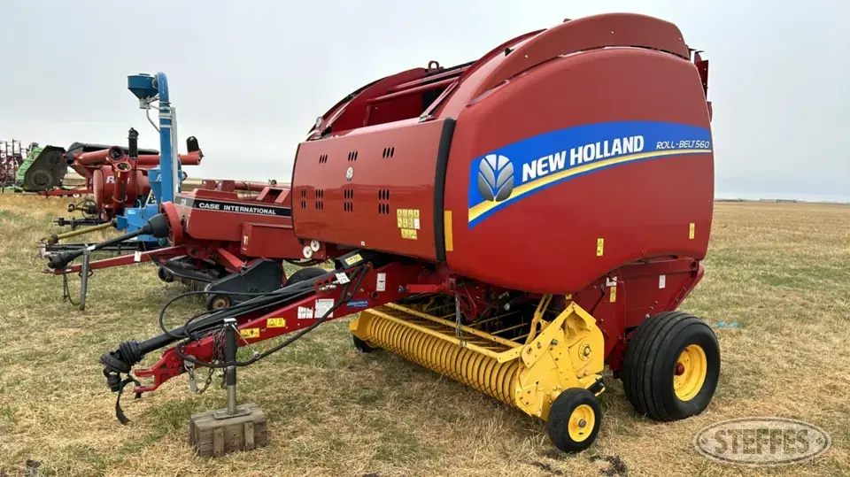 2014 New Holland Roll-Belt 560 Round Baler