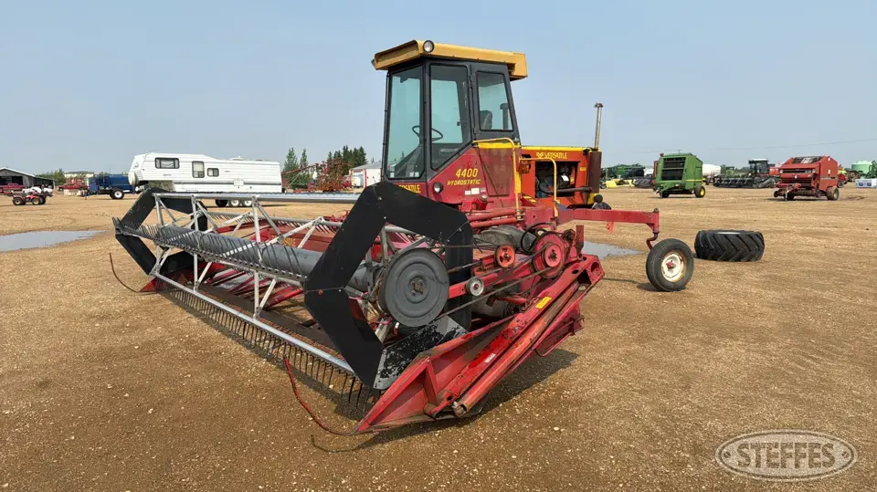 1982 Versatile 4400 Self-Propelled Swather