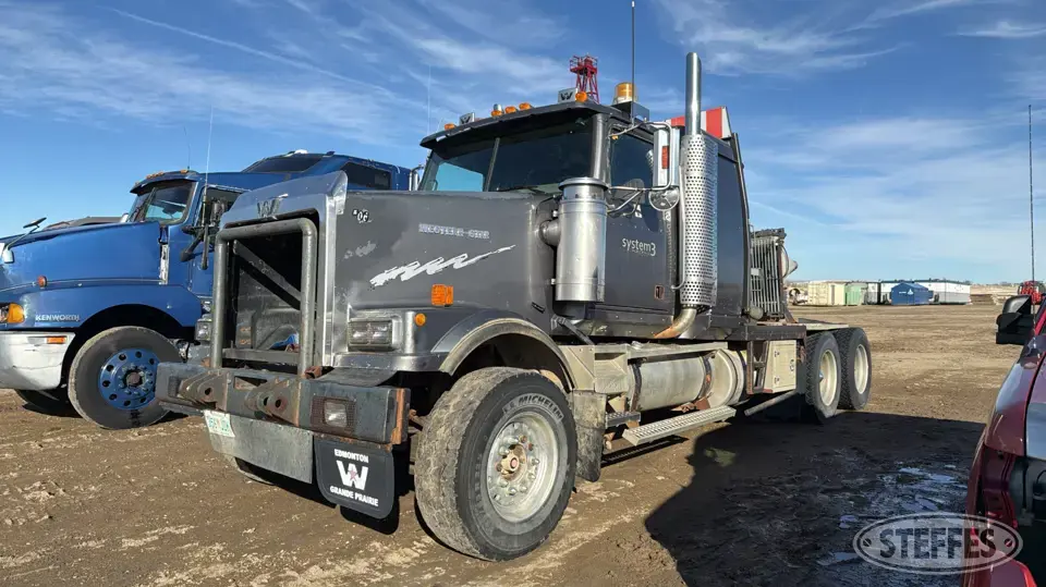 2000 Western Star 4900 Conventional Truck with Sleeper