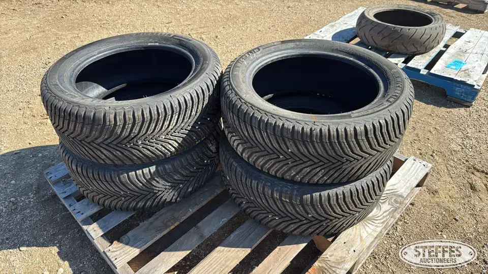 (4) Michelin 235/50R17 tires Passenger-Light Truck Tire