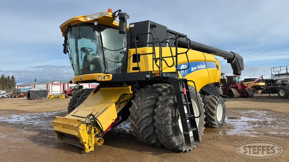 2008 New Holland CX8080 Combine