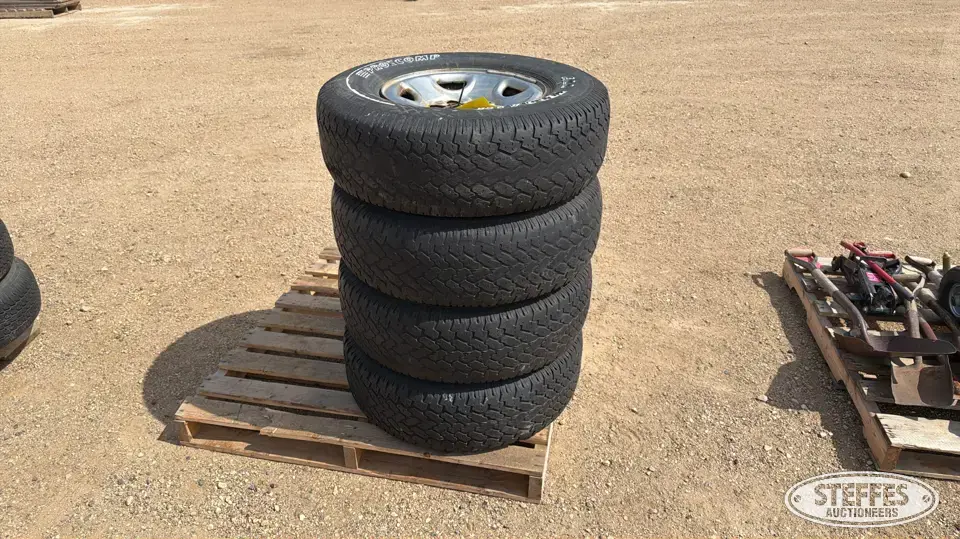 (4) Pro Comp LT265/75R16 tires Passenger-Light Truck Tire