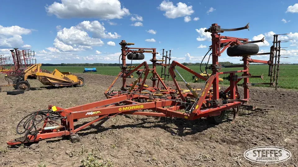 1984 Morris Magnum CP-725 Chisel Plow