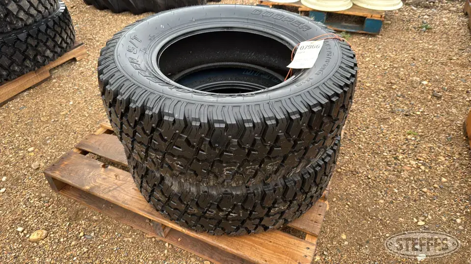 (2) Cooper Discoverer S/T 275/65R18 tires Passenger-Light Truck Tire