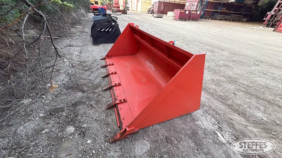 Skid steer bucket