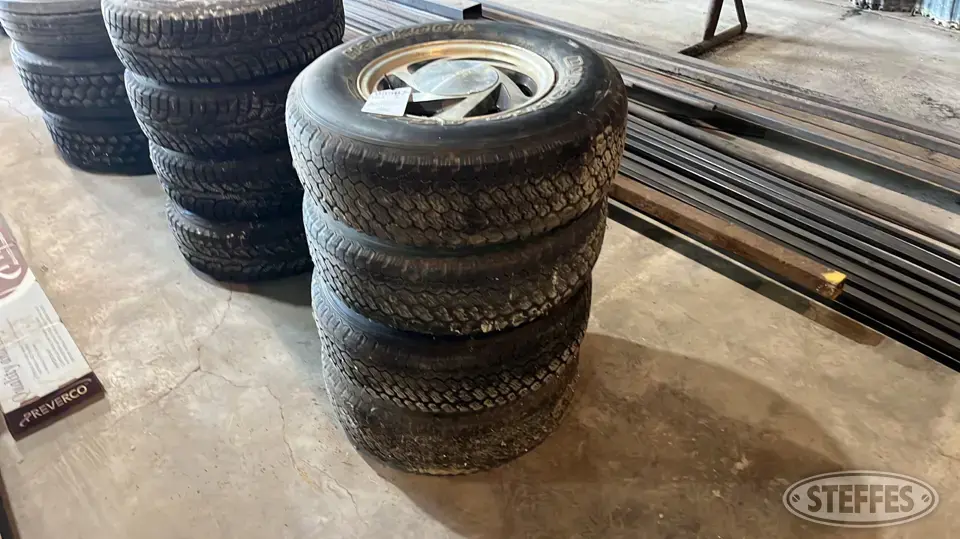 (4) Hankook 235/75R15 tires Passenger-Light Truck Tire