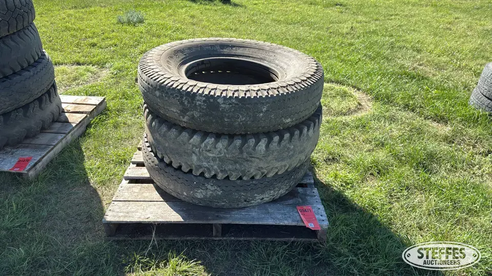 (3) 9.00-20 tires Truck Tire