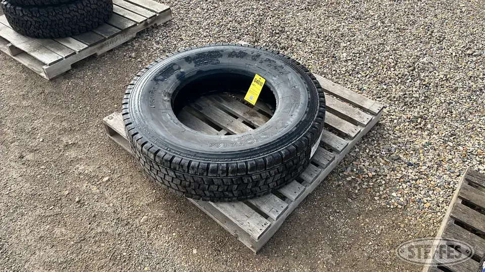 (1) Yokohama 11R22.5 tire Truck Tire