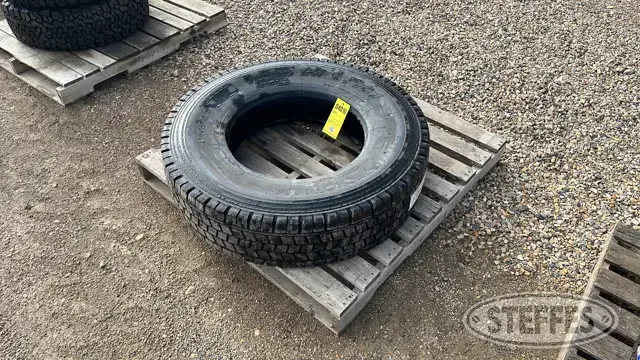 (1) Yokohama 11R22.5 tire