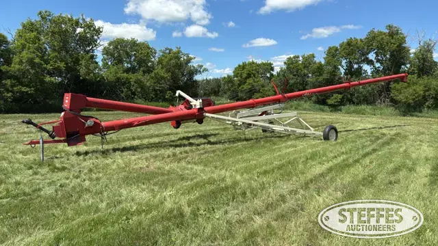 2012 Buhler Farm King 1060