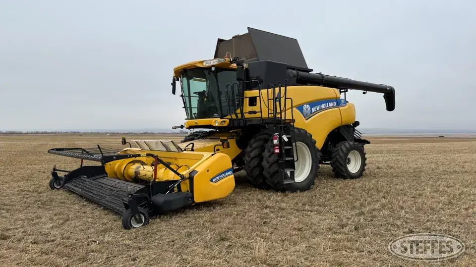 2012 New Holland CR8090 Combine