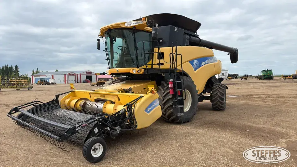 2008 New Holland CR9070 Combine