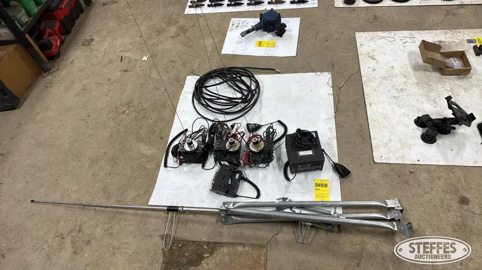 (1) Base station 2-way & (4) 2-way radios Business Band Radio