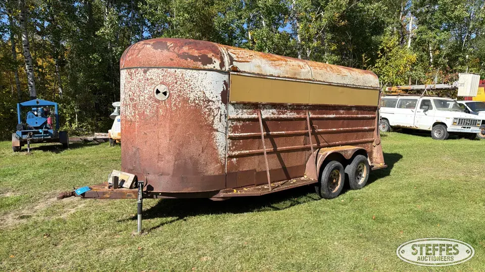 Tandem axle livestock trailer Bumper Livestock Trailer