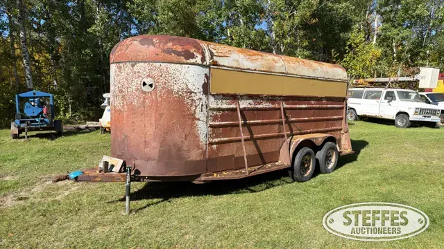 Tandem axle livestock trailer