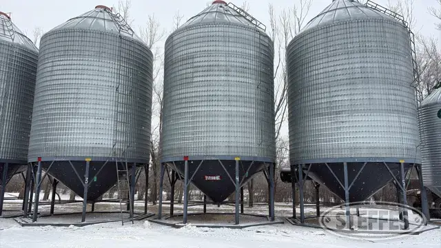 Behlen hopper bin