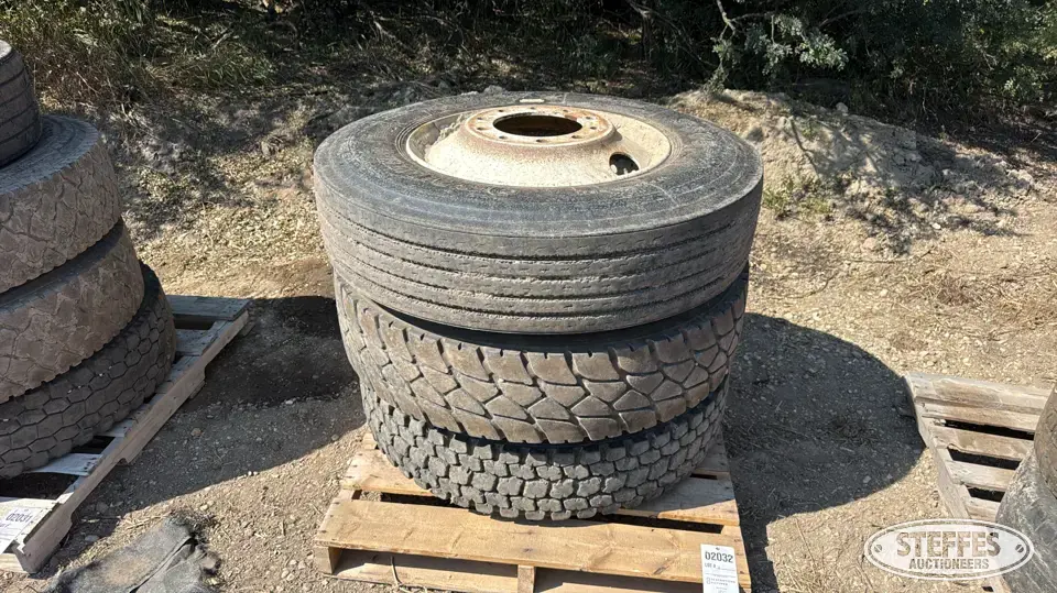(3) 11R24.5 tires Truck Tire