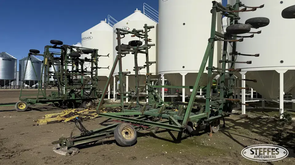 John Deere 1610 Field Cultivator