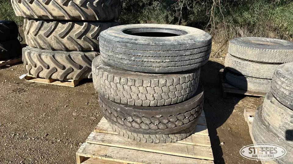 (4) 11R22.5 tires Truck Tire