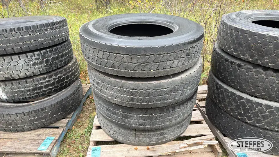 (4) Kelly 11R22.5 tires Truck Tire