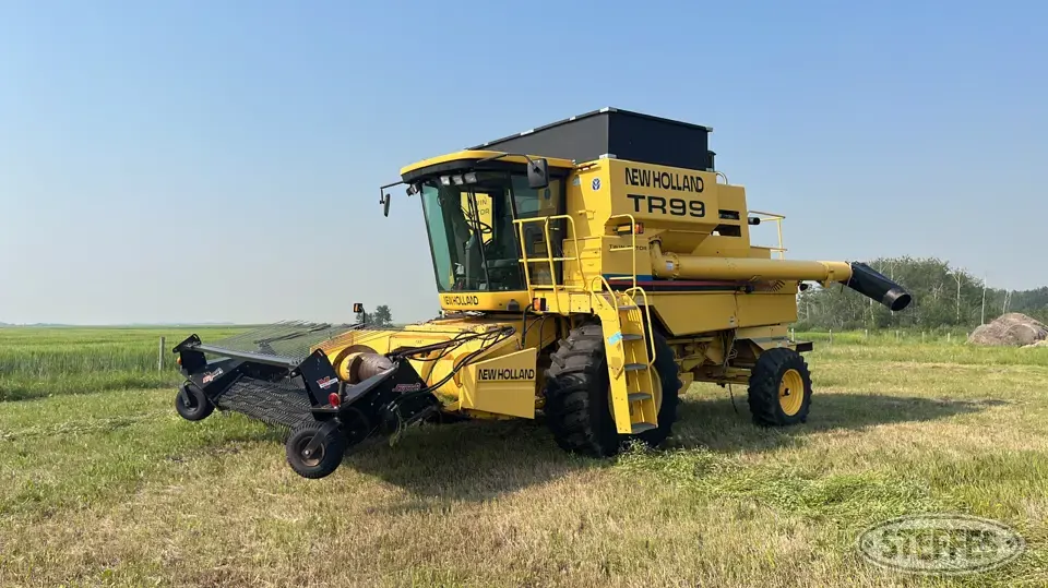 2002 New Holland TR99 Combine