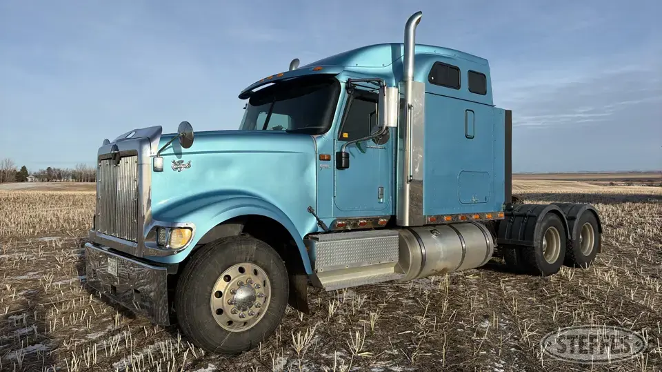 2003 International 9900i Eagle Conventional Truck with Sleeper