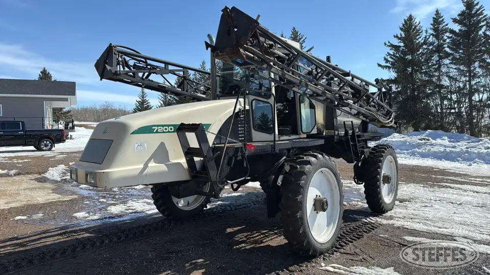 1996 Willmar 7200 Self-Propelled Sprayer