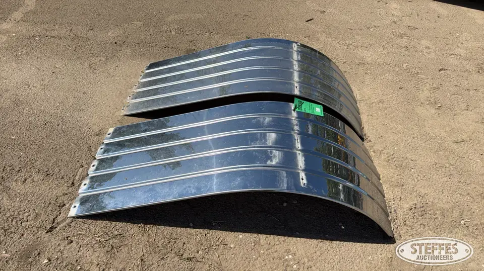 (2) International fenders Truck-Trailer Part