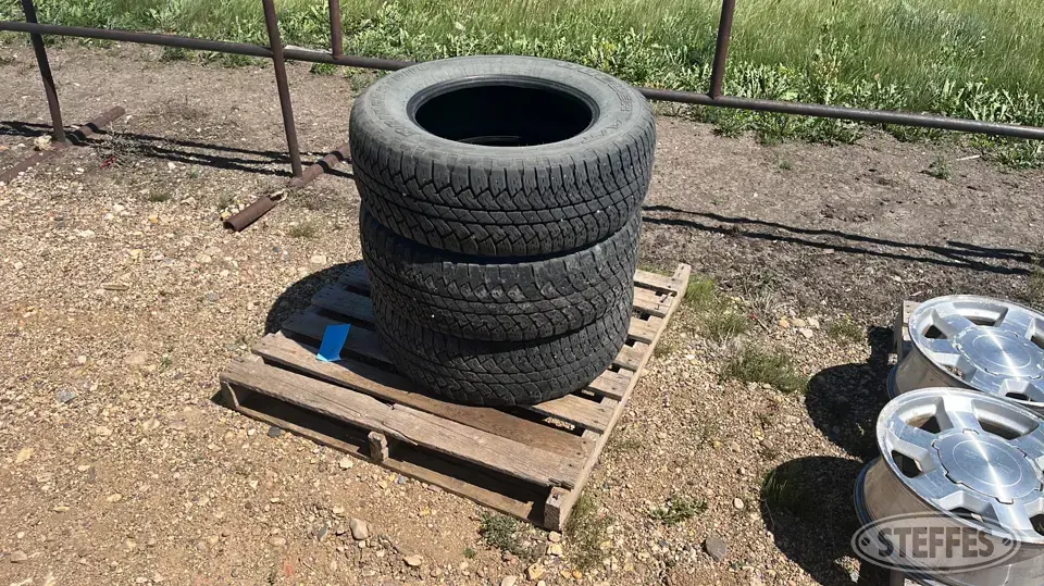 (3) Bridgestone Dueler A/T 265/65R18 tires Truck Tire