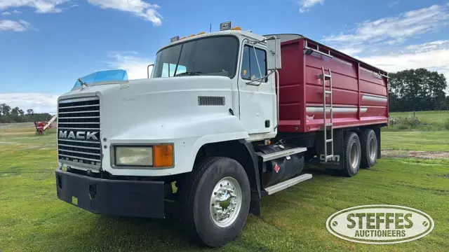 1997 Mack CH613