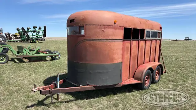 Tandem axle livestock trailer