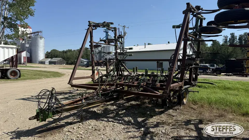 John Deere 1610 Chisel Plow