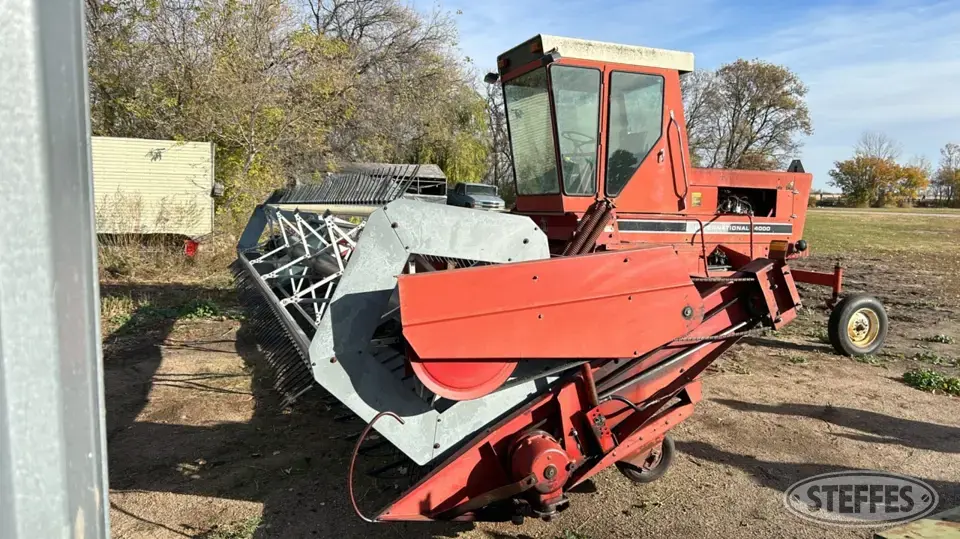 International 4000 Self-Propelled Swather