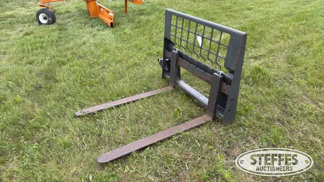Bobcat pallet forks