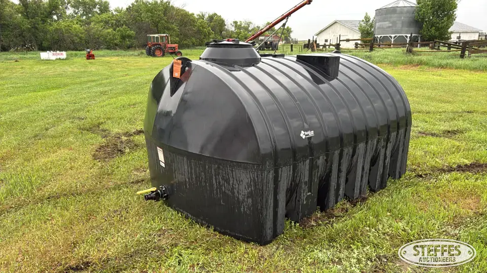 Hold-On 2,000 gal. horizontal poly tank