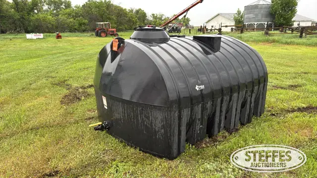 Hold-On 2,000 gal. horizontal poly tank